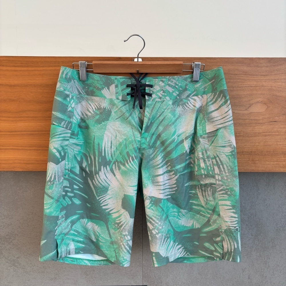 Lululemon Men’s Live in Practice Breathe Green Palm Swim Trunks Short 9, Size 31